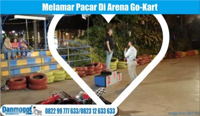 Romantis, Pria ini melamar cintanya di arena go-Kart